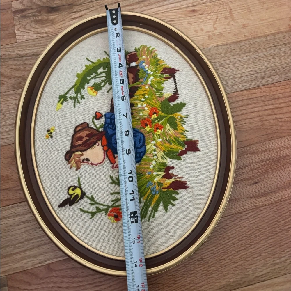 Vintage Embroidered Oval Frame Artwork - Picture 3 of 4